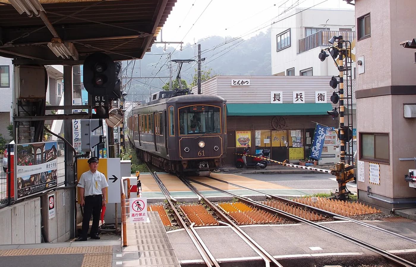 江ノ電の長谷駅を走る車両