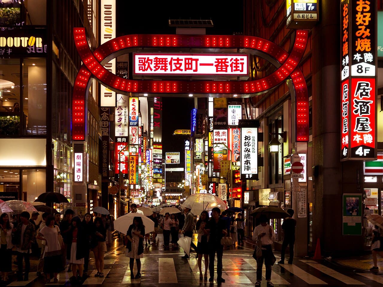 雨の日の新宿・歌舞伎町一番街