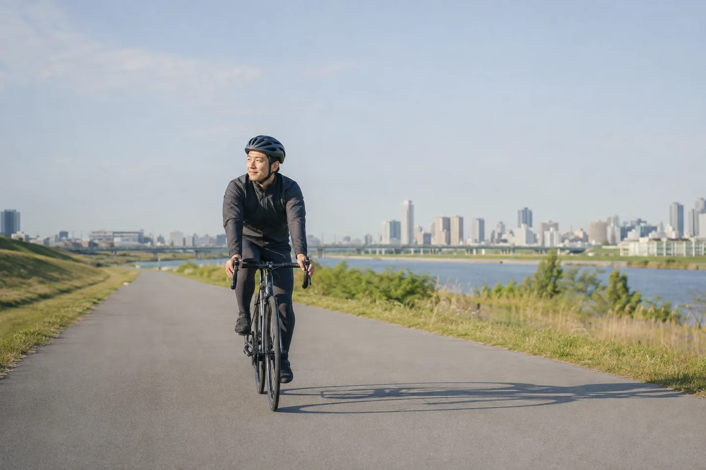 荒川河川敷をロードバイクでゆっくり走るイメージ。特定の場所を示すものではありません