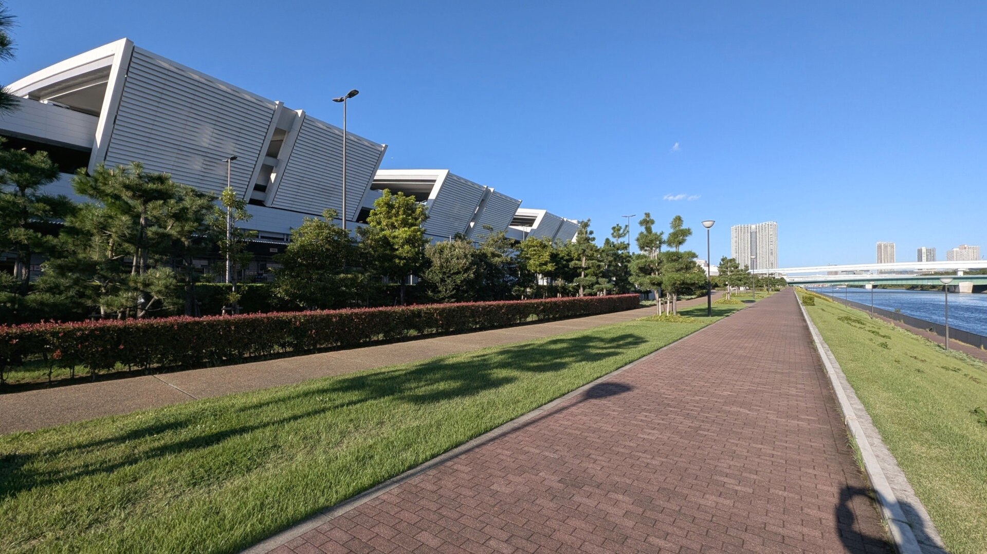 豊洲ぐるり公園の東雲運河沿い