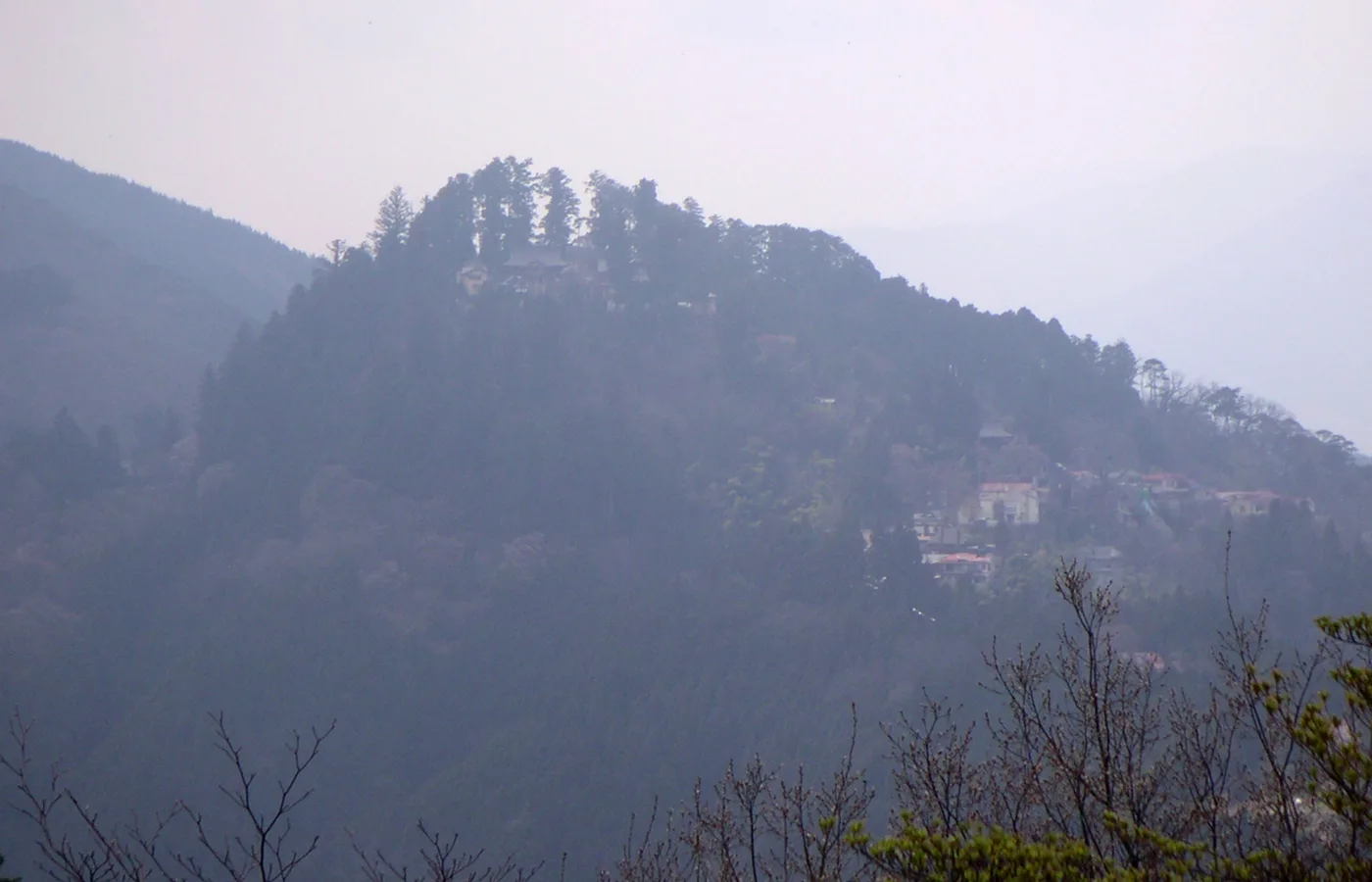 山上集落を望む御岳山の山容